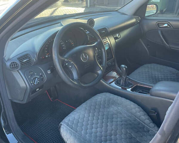 Черный Мерседес Ц-Класс, объемом двигателя 2.15 л и пробегом 300 тыс. км за 4950 $, фото 11 на Automoto.ua