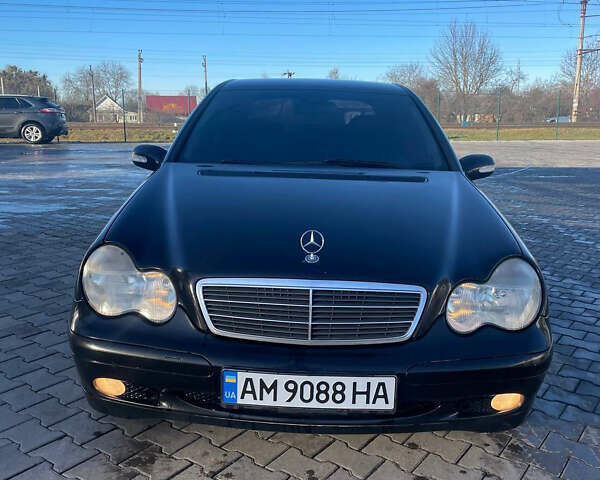 Черный Мерседес Ц-Класс, объемом двигателя 2.15 л и пробегом 300 тыс. км за 4950 $, фото 4 на Automoto.ua
