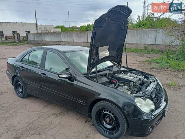 Черный Мерседес Ц-Класс, объемом двигателя 1.8 л и пробегом 288 тыс. км за 5000 $, фото 3 на Automoto.ua