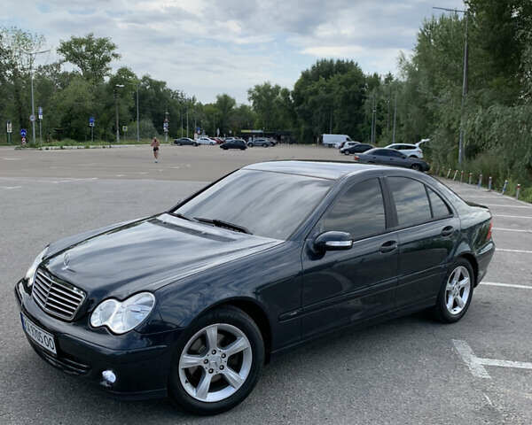 Мерседес Ц-Класс 2004 в Киеве на Automoto.ua Черный Мерседес Ц-Класс, объемом двигателя 1.8 л и пробегом 195 тыс. км за 6600 $, фото 3 на Automoto.ua