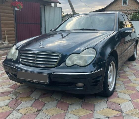 Чорний Мерседес Ц-Клас, об'ємом двигуна 2.2 л та пробігом 320 тис. км за 5300 $, фото 1 на Automoto.ua