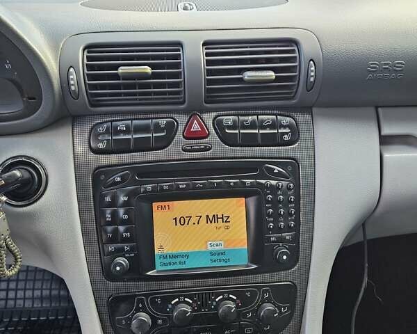 Черный Мерседес Ц-Класс, объемом двигателя 1.8 л и пробегом 338 тыс. км за 4500 $, фото 30 на Automoto.ua