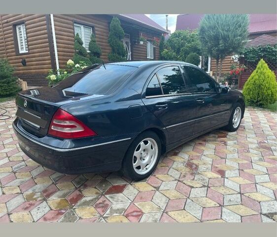 Чорний Мерседес Ц-Клас, об'ємом двигуна 2.2 л та пробігом 320 тис. км за 5300 $, фото 3 на Automoto.ua