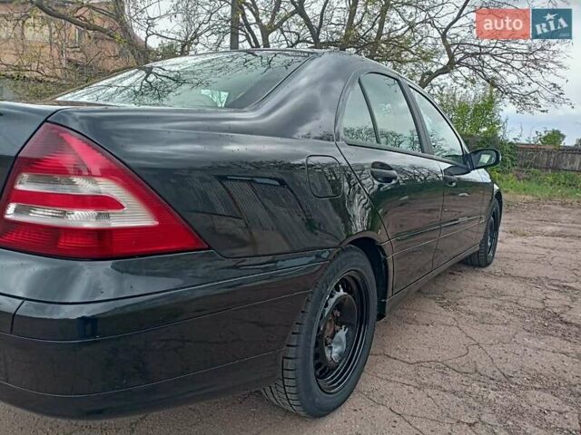 Черный Мерседес Ц-Класс, объемом двигателя 1.8 л и пробегом 288 тыс. км за 5000 $, фото 1 на Automoto.ua