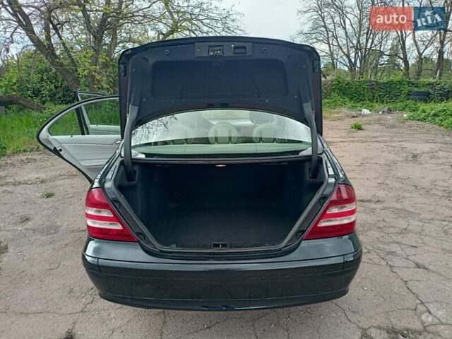 Черный Мерседес Ц-Класс, объемом двигателя 1.8 л и пробегом 288 тыс. км за 5000 $, фото 13 на Automoto.ua