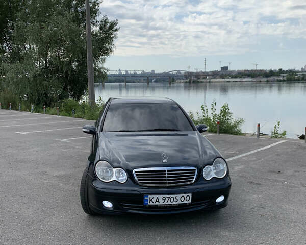 Мерседес Ц-Класс 2004 в Киеве на Automoto.ua Черный Мерседес Ц-Класс, объемом двигателя 1.8 л и пробегом 195 тыс. км за 6600 $, фото 1 на Automoto.ua