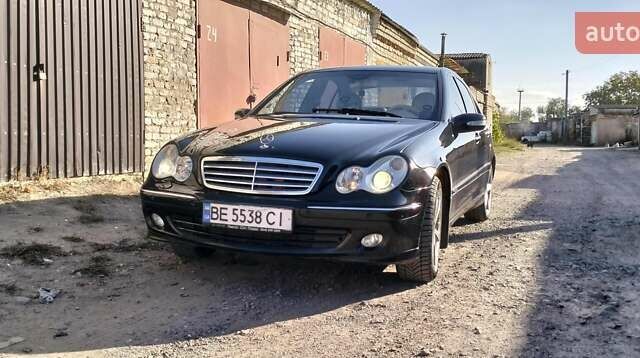 Черный Мерседес Ц-Класс, объемом двигателя 1.8 л и пробегом 200 тыс. км за 7350 $, фото 2 на Automoto.ua