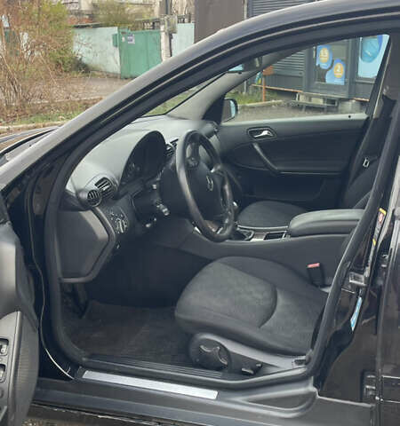 Чорний Мерседес Ц-Клас, об'ємом двигуна 1.8 л та пробігом 218 тис. км за 5500 $, фото 3 на Automoto.ua