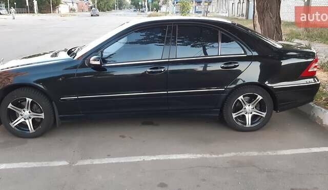 Черный Мерседес Ц-Класс, объемом двигателя 1.8 л и пробегом 200 тыс. км за 7350 $, фото 5 на Automoto.ua
