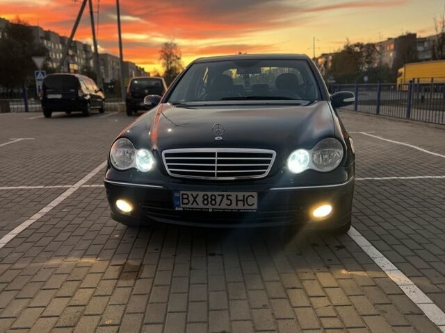 Чорний Мерседес Ц-Клас, об'ємом двигуна 1.8 л та пробігом 165 тис. км за 7500 $, фото 1 на Automoto.ua