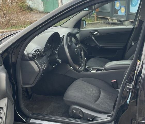 Чорний Мерседес Ц-Клас, об'ємом двигуна 1.8 л та пробігом 218 тис. км за 5500 $, фото 2 на Automoto.ua