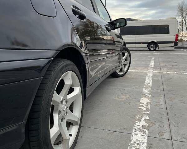 Черный Мерседес Ц-Класс, объемом двигателя 1.8 л и пробегом 381 тыс. км за 8300 $, фото 1 на Automoto.ua