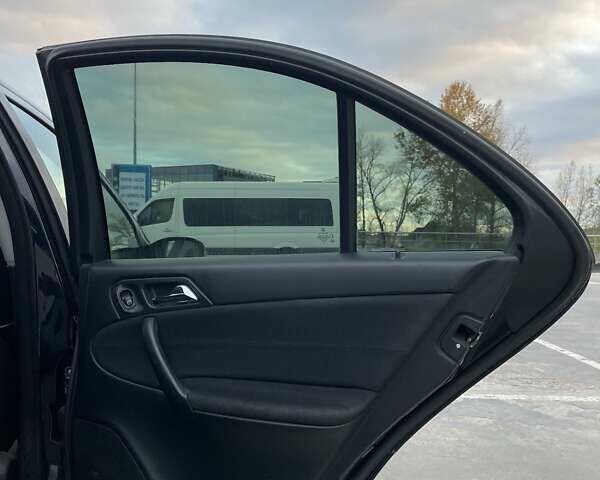 Черный Мерседес Ц-Класс, объемом двигателя 1.8 л и пробегом 381 тыс. км за 8300 $, фото 18 на Automoto.ua