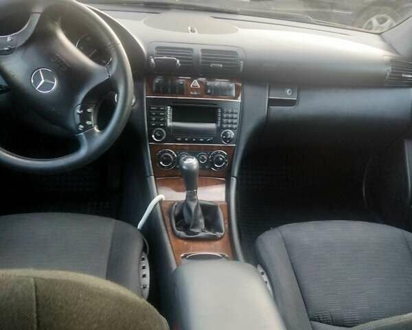 Черный Мерседес Ц-Класс, объемом двигателя 2.1 л и пробегом 275 тыс. км за 6350 $, фото 5 на Automoto.ua