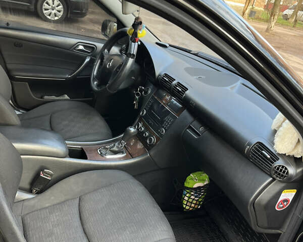 Черный Мерседес Ц-Класс, объемом двигателя 1.8 л и пробегом 220 тыс. км за 5333 $, фото 11 на Automoto.ua