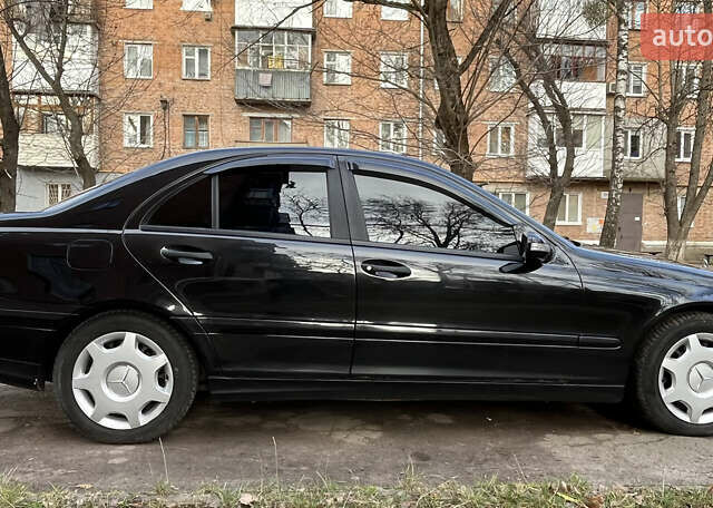 Черный Мерседес Ц-Класс, объемом двигателя 1.8 л и пробегом 220 тыс. км за 5333 $, фото 5 на Automoto.ua