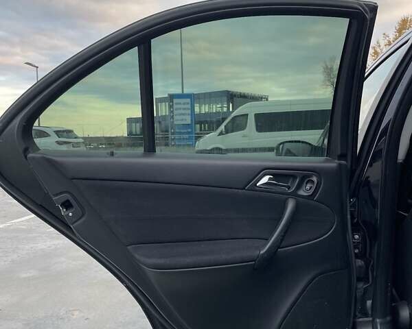 Черный Мерседес Ц-Класс, объемом двигателя 1.8 л и пробегом 381 тыс. км за 8300 $, фото 17 на Automoto.ua