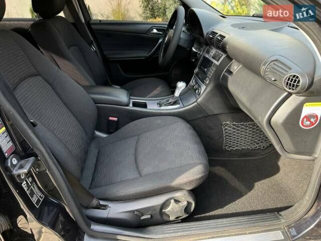 Черный Мерседес Ц-Класс, объемом двигателя 1.8 л и пробегом 225 тыс. км за 6000 $, фото 19 на Automoto.ua