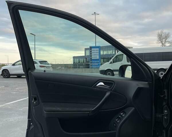 Черный Мерседес Ц-Класс, объемом двигателя 1.8 л и пробегом 381 тыс. км за 8300 $, фото 16 на Automoto.ua