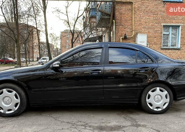Черный Мерседес Ц-Класс, объемом двигателя 1.8 л и пробегом 220 тыс. км за 5333 $, фото 4 на Automoto.ua