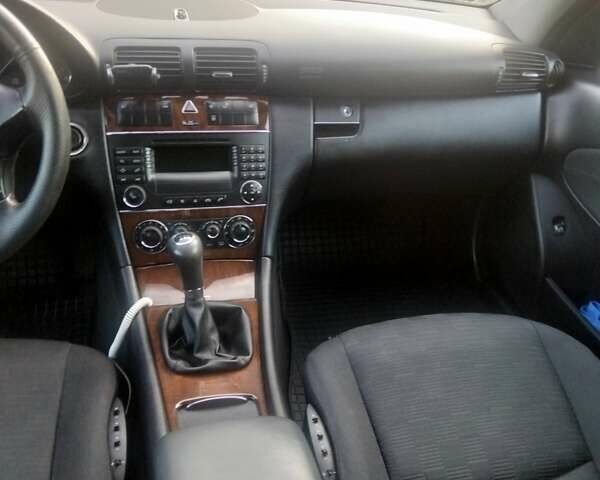 Черный Мерседес Ц-Класс, объемом двигателя 2.1 л и пробегом 275 тыс. км за 6350 $, фото 6 на Automoto.ua