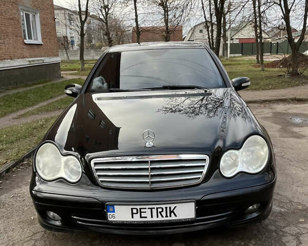 Черный Мерседес Ц-Класс, объемом двигателя 1.8 л и пробегом 220 тыс. км за 5333 $, фото 1 на Automoto.ua