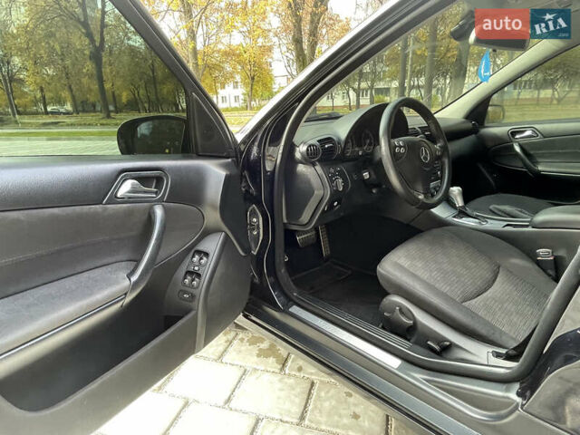 Мерседес Ц-Клас 2007 у Рівному на Automoto.ua Чорний Мерседес Ц-Клас, об'ємом двигуна 1.8 л та пробігом 197 тис. км за 6099 $, фото 12 на Automoto.ua