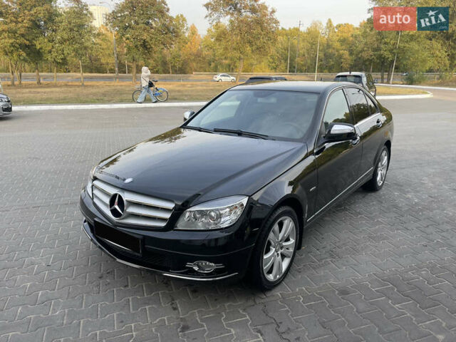 Черный Мерседес Ц-Класс, объемом двигателя 1.8 л и пробегом 32 тыс. км за 20000 $, фото 1 на Automoto.ua