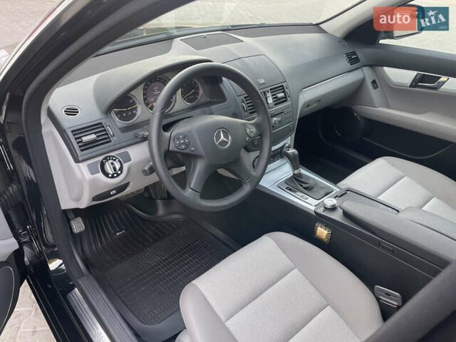 Черный Мерседес Ц-Класс, объемом двигателя 1.8 л и пробегом 32 тыс. км за 20000 $, фото 7 на Automoto.ua