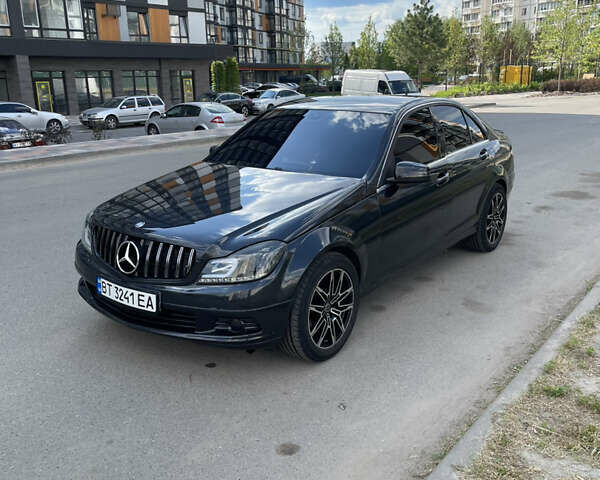 Черный Мерседес Ц-Класс, объемом двигателя 1.8 л и пробегом 280 тыс. км за 8700 $, фото 2 на Automoto.ua