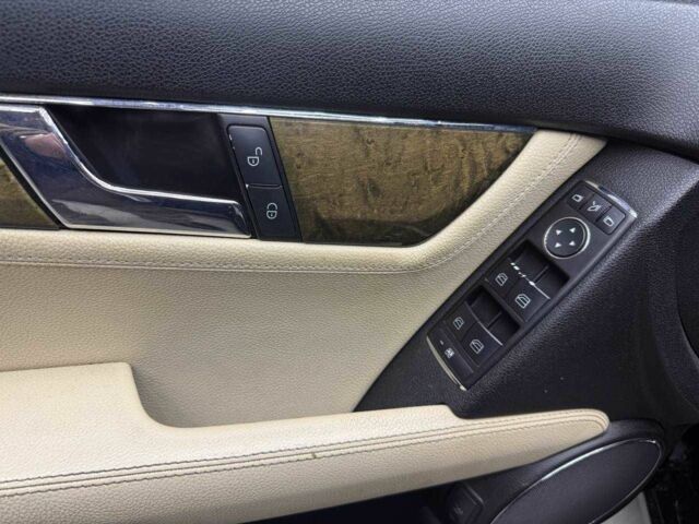 Черный Мерседес Ц-Класс, объемом двигателя 3 л и пробегом 240 тыс. км за 9800 $, фото 6 на Automoto.ua