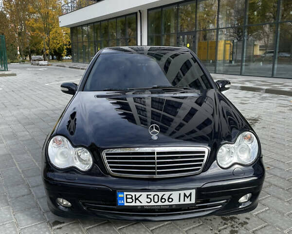 Мерседес Ц-Клас 2007 у Рівному на Automoto.ua Чорний Мерседес Ц-Клас, об'ємом двигуна 1.8 л та пробігом 197 тис. км за 6099 $, фото 1 на Automoto.ua