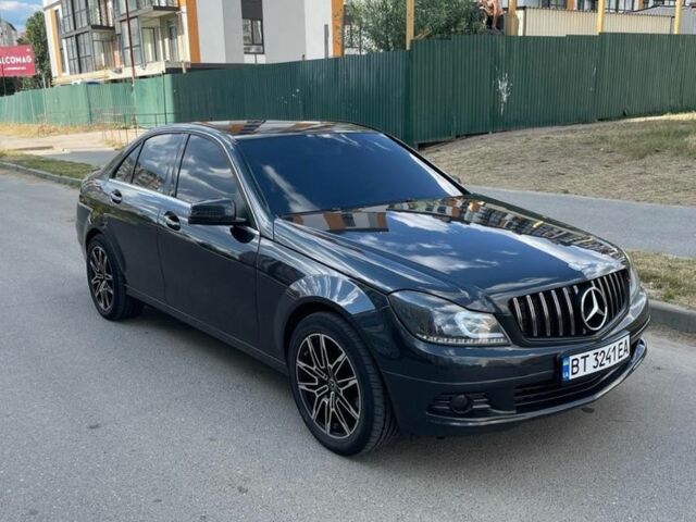 Чорний Мерседес Ц-Клас, об'ємом двигуна 1.8 л та пробігом 280 тис. км за 9000 $, фото 2 на Automoto.ua
