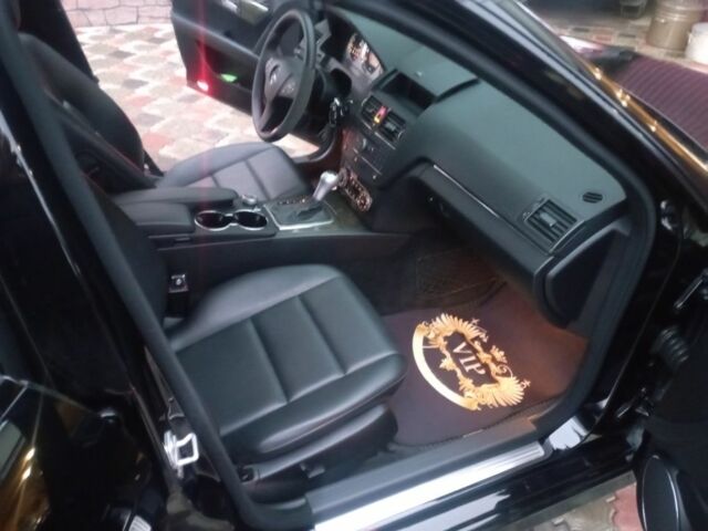 Черный Мерседес Ц-Класс, объемом двигателя 3.5 л и пробегом 158 тыс. км за 10300 $, фото 16 на Automoto.ua