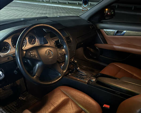 Черный Мерседес Ц-Класс, объемом двигателя 3 л и пробегом 217 тыс. км за 10800 $, фото 4 на Automoto.ua