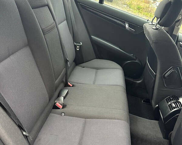 Чорний Мерседес Ц-Клас, об'ємом двигуна 2.2 л та пробігом 350 тис. км за 8900 $, фото 6 на Automoto.ua