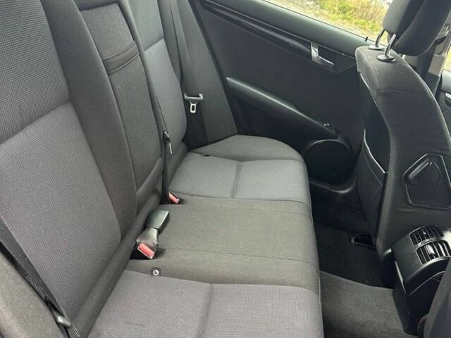 Чорний Мерседес Ц-Клас, об'ємом двигуна 2.2 л та пробігом 350 тис. км за 9100 $, фото 11 на Automoto.ua