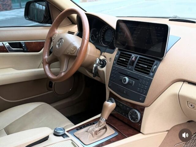 Черный Мерседес Ц-Класс, объемом двигателя 2.5 л и пробегом 222 тыс. км за 8300 $, фото 1 на Automoto.ua