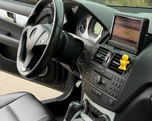 Чорний Мерседес Ц-Клас, об'ємом двигуна 2.99 л та пробігом 325 тис. км за 9999 $, фото 21 на Automoto.ua