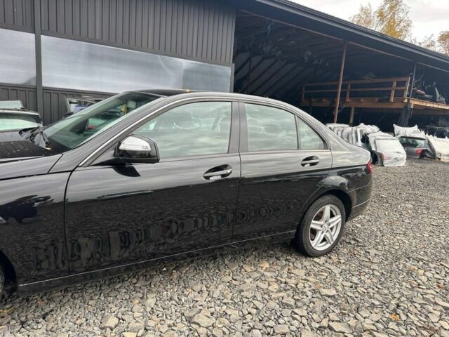 Мерседес Ц-Клас 2007 у Луцьку на Automoto.ua Чорний Мерседес Ц-Клас, об'ємом двигуна 2.2 л та пробігом 250 тис. км за 9300 $, фото 3 на Automoto.ua