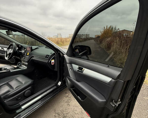 Чорний Мерседес Ц-Клас, об'ємом двигуна 2.99 л та пробігом 325 тис. км за 9999 $, фото 16 на Automoto.ua