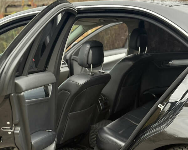 Чорний Мерседес Ц-Клас, об'ємом двигуна 2.99 л та пробігом 325 тис. км за 9999 $, фото 25 на Automoto.ua