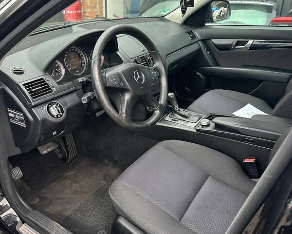 Чорний Мерседес Ц-Клас, об'ємом двигуна 2.2 л та пробігом 350 тис. км за 8900 $, фото 9 на Automoto.ua