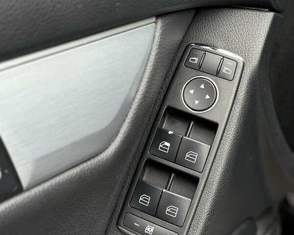 Чорний Мерседес Ц-Клас, об'ємом двигуна 2.99 л та пробігом 325 тис. км за 9999 $, фото 26 на Automoto.ua