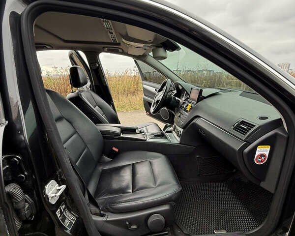 Чорний Мерседес Ц-Клас, об'ємом двигуна 2.99 л та пробігом 325 тис. км за 9999 $, фото 19 на Automoto.ua