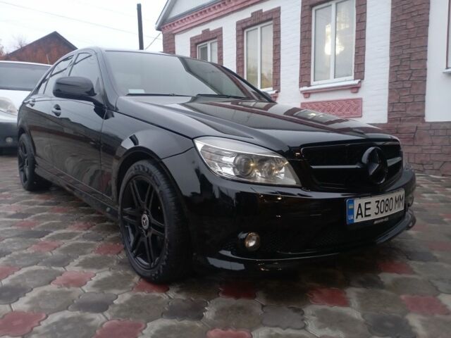 Черный Мерседес Ц-Класс, объемом двигателя 3.5 л и пробегом 158 тыс. км за 10300 $, фото 1 на Automoto.ua