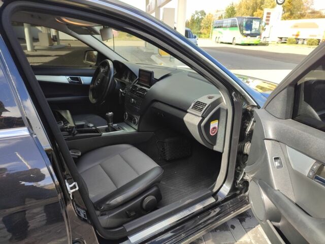 Черный Мерседес Ц-Класс, объемом двигателя 2.1 л и пробегом 340 тыс. км за 8100 $, фото 7 на Automoto.ua