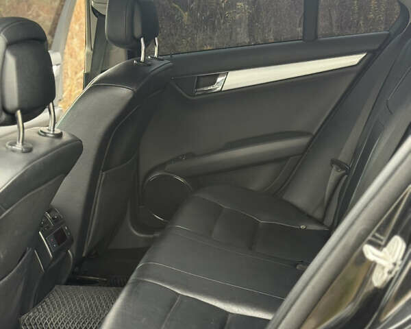 Чорний Мерседес Ц-Клас, об'ємом двигуна 2.99 л та пробігом 325 тис. км за 9999 $, фото 24 на Automoto.ua