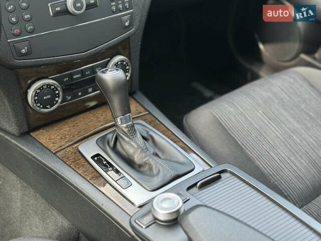 Мерседес Ц-Клас 2007 у Старокостянтинів на Automoto.ua Чорний Мерседес Ц-Клас, об'ємом двигуна 1.8 л та пробігом 220 тис. км за 8350 $, фото 16 на Automoto.ua