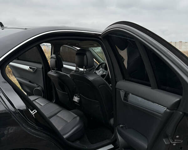 Чорний Мерседес Ц-Клас, об'ємом двигуна 2.99 л та пробігом 325 тис. км за 9999 $, фото 15 на Automoto.ua